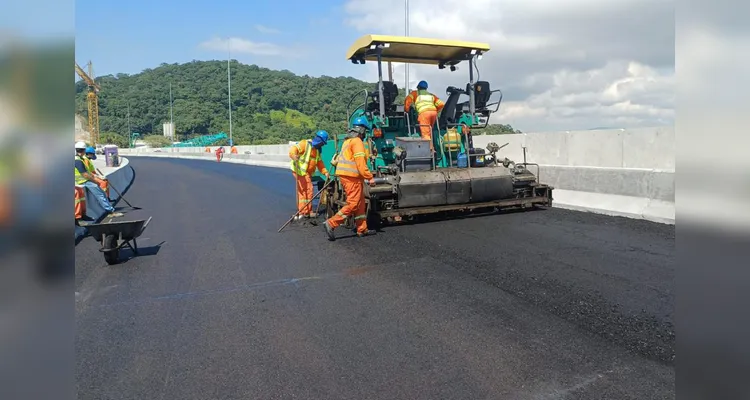 A pavimentação da ponte utiliza uma solução que combina engenharia e sustentabilidade