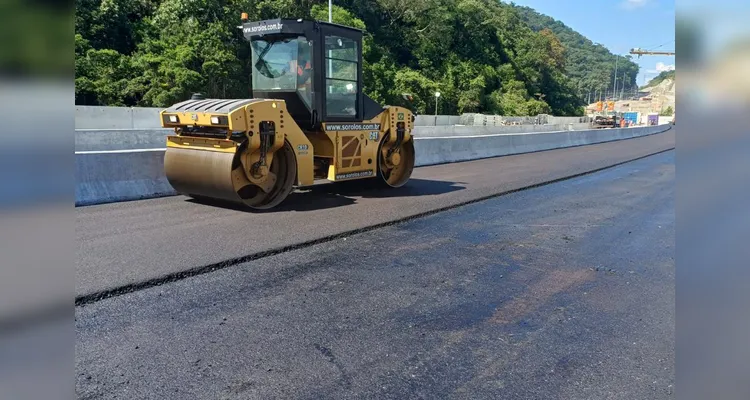 Pavimentação e instalação de iluminação seguem avançando na Ponte de Guaratuba
