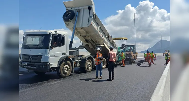 Pavimentação e instalação de iluminação seguem avançando na Ponte de Guaratuba