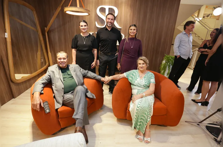 Ainda repercute a badalada inauguração da consagrada Sierra Móveis, referência nacional em mobiliário de alto padrão. Integrando o portfólio do Grupo MM, que detém a exclusividade da marca na região, a Sierra passa a compor o espaço da Store in Store MM Design, reforçando o posicionamento do grupo em oferecer propostas alinhadas às principais tendências do design contemporâneo.
A noite movimentou a cidade e traduziu com perfeição o DNA da marca: elegância, autenticidade e excelência em cada detalhe. Um início à altura do que a Sierra representa, marcando oficialmente sua presença em Ponta Grossa com o glamour que lhe é característico. No registro em família, Jeroslau Pauliki e Cirlei Pauliki ao lado de seus filhos Marcio Pauliki, Juliana Pauliki Michalowski e Rubiane Pauliki Zanetti.