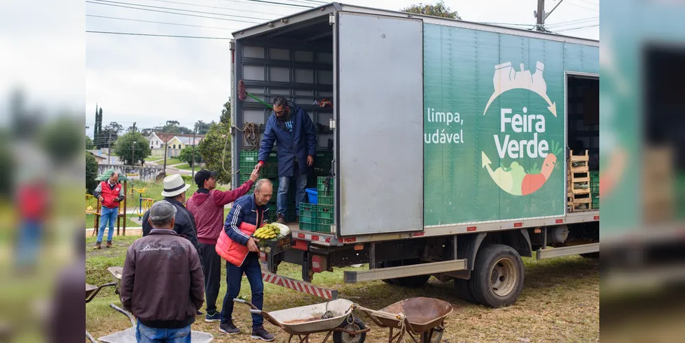 O programa Feira Verde consiste na troca de materiais recicláveis por produtos hortifrutigranjeiros em Ponta Grossa