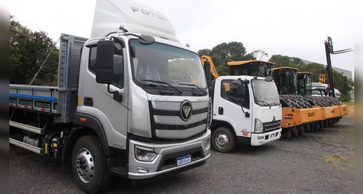 Foram entregues três rolos compactadores e dois caminhões.