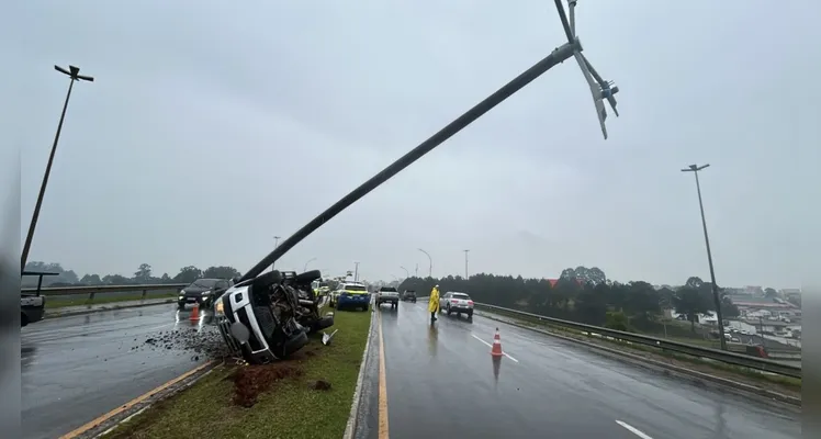 Veículo derruba poste em colisão na Avenida Visconde de Taunay em PG