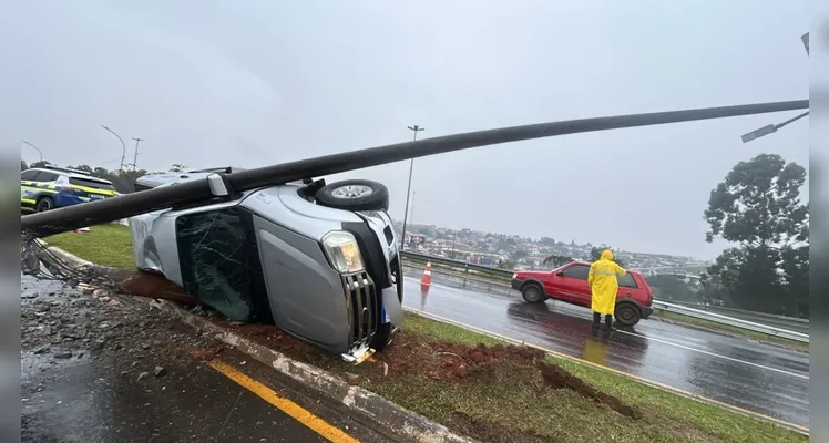 Poste caiu sobre o carro