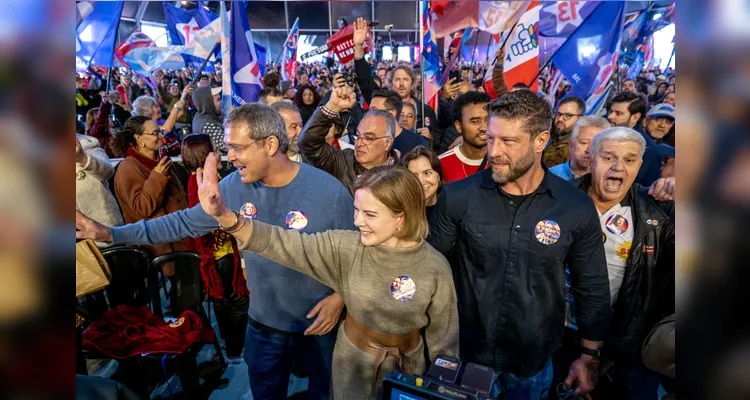 Lançamento das pré-candidaturas de Requião Filho e Gleisi reúne mais de 6 mil pessoas