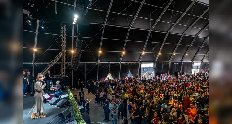 Lançamento das pré-candidaturas de Requião Filho e Gleisi reúne mais de 6 mil pessoas