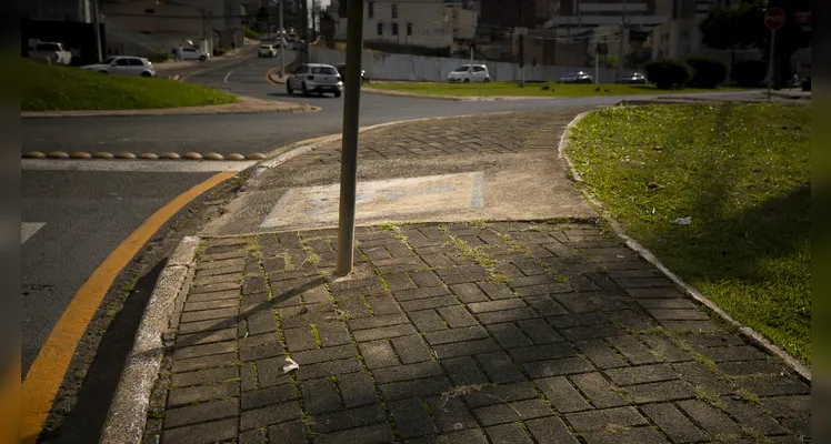 Cidade de obstáculos: os desafios da acessibilidade e mobilidade urbana em PG