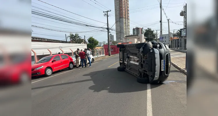 Veículo capota e fecha a rua de acesso à OAB