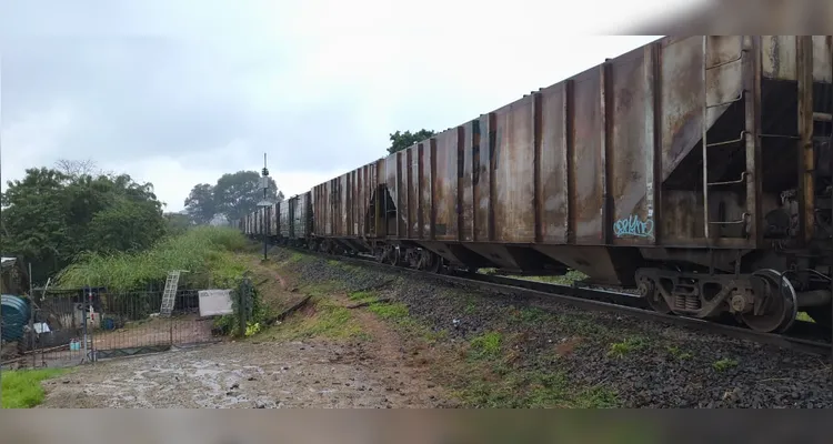 Vítima fica ferida em atropelamento por trem em Ponta Grossa