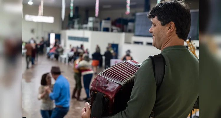 Cecon Nova Rússia realiza Baile da Família nesta quarta em PG