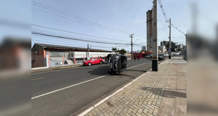 Veículo capota e fecha a rua de acesso à OAB