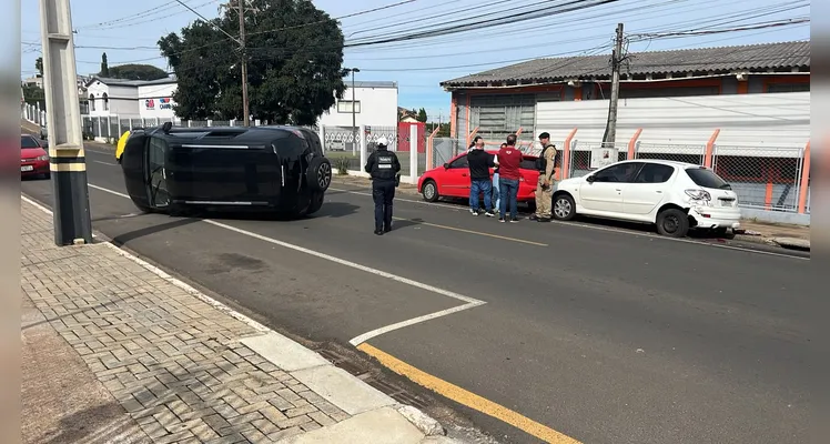 Veículo capota e fecha a rua de acesso à OAB