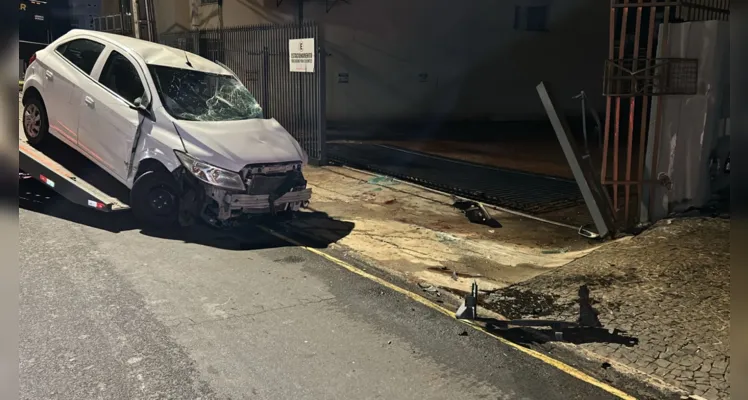 Após a colisão, o motorista perdeu o controle e atingiu um portão