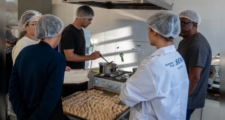 A capacitação é gratuita e recebeu interessados na área da gastronomia