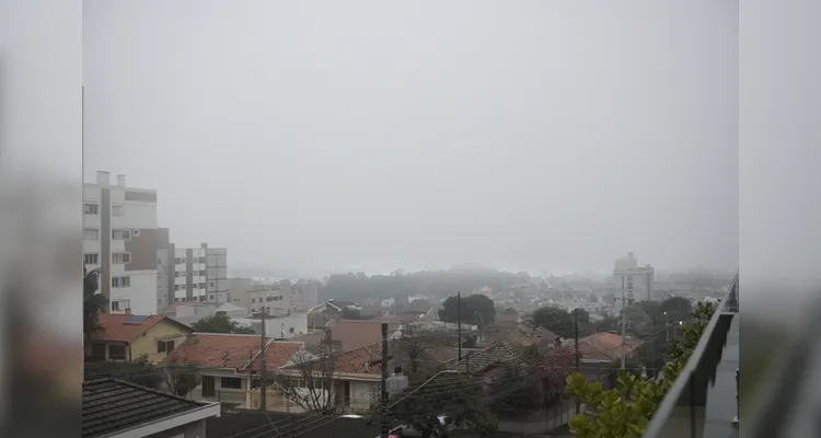 Tempo muda e dia vira noite com novo alerta da Defesa Civil em PG