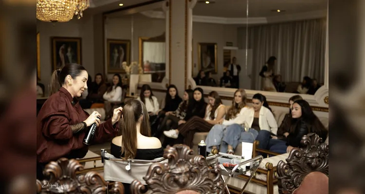 Clube Ponta Lagoa homenageia debutantes em evento