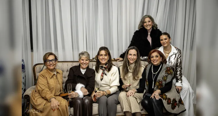 Clube Ponta Lagoa homenageia debutantes em evento
