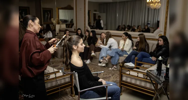 Clube Ponta Lagoa homenageia debutantes em evento