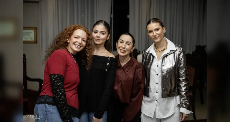 Clube Ponta Lagoa homenageia debutantes em evento