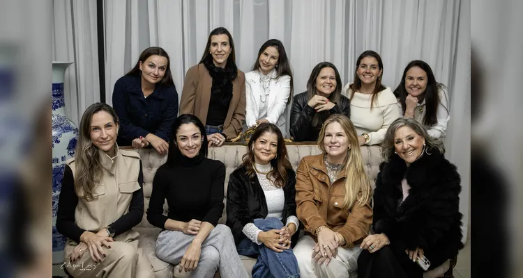 Clube Ponta Lagoa homenageia debutantes em evento