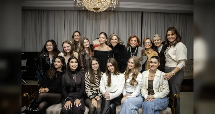 Clube Ponta Lagoa homenageia debutantes em evento