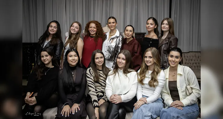 Clube Ponta Lagoa homenageia debutantes em evento