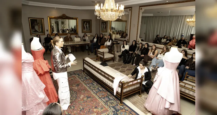 Clube Ponta Lagoa homenageia debutantes em evento