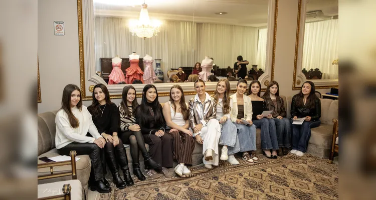 Clube Ponta Lagoa homenageia debutantes em evento