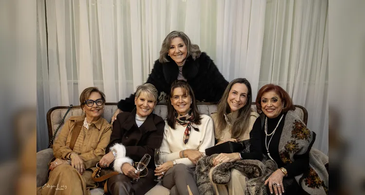 Clube Ponta Lagoa homenageia debutantes em evento
