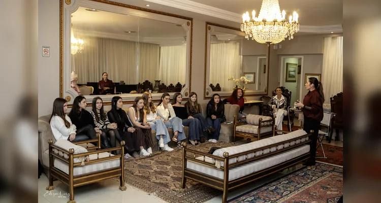 Clube Ponta Lagoa homenageia debutantes em evento