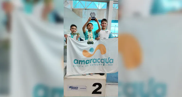 Atletas da Escola Municipal Raul Pinheiro Machado recebendo o troféu de segundo lugar geral do grupo 2