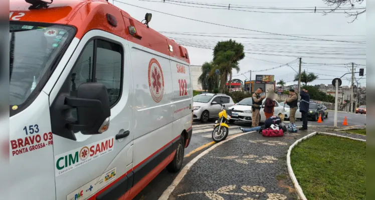 Motociclista é atingida por carro em frente ao 'Chafariz' de Uvaranas em PG