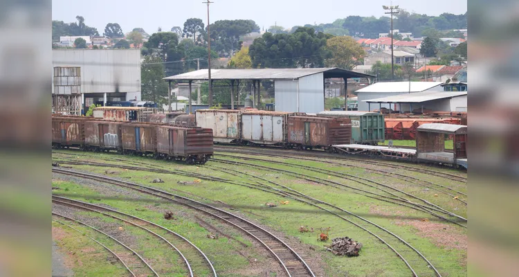 Oficinas e malhas ferroviárias em Ponta Grossa.