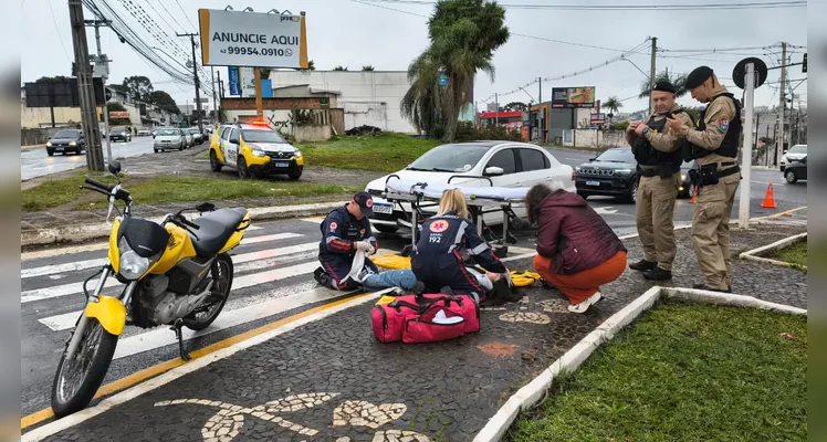 Motociclista é atingida por carro em frente ao 'Chafariz' de Uvaranas em PG