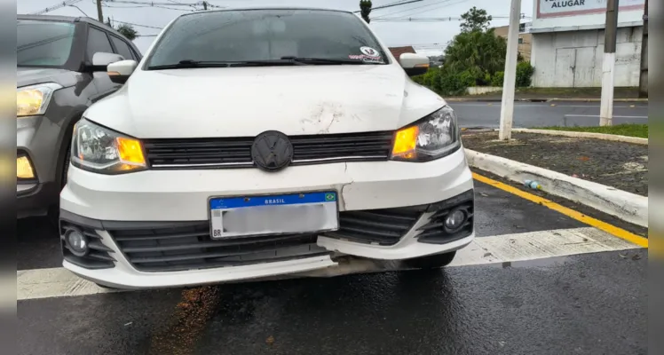 Motociclista é atingida por carro em frente ao 'Chafariz' de Uvaranas em PG