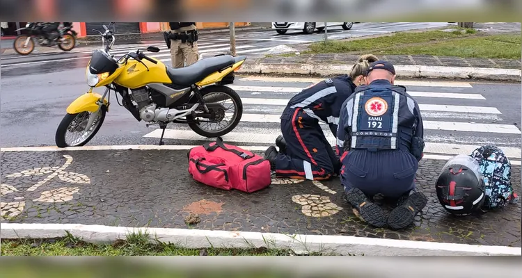 Motociclista é atingida por carro em frente ao 'Chafariz' de Uvaranas em PG