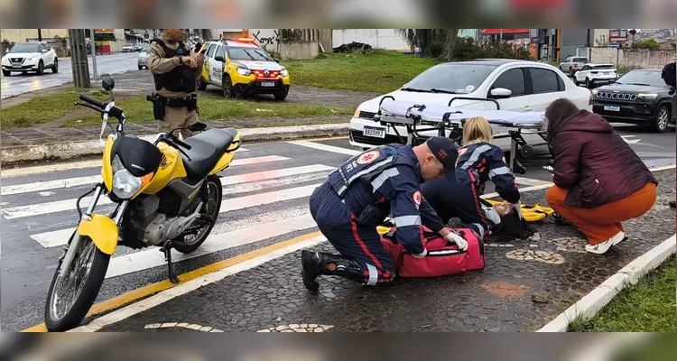 Motociclista é atingida por carro em frente ao 'Chafariz' de Uvaranas em PG
