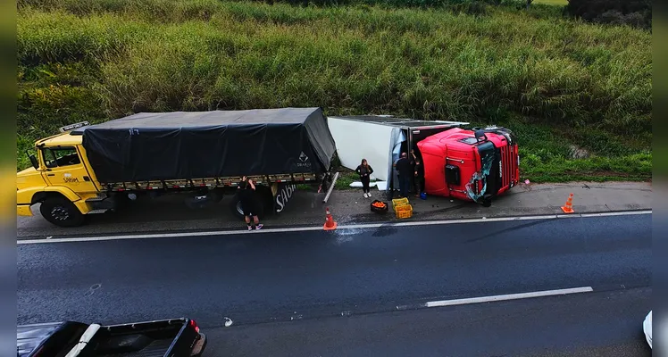 Acidente aconteceu no km 486, na BR-376, em Ponta Grossa.