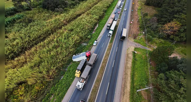 Acidente aconteceu no km 486, na BR-376, em Ponta Grossa.