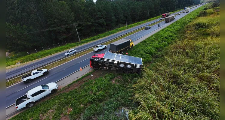 Acidente aconteceu no km 486, na BR-376, em Ponta Grossa.