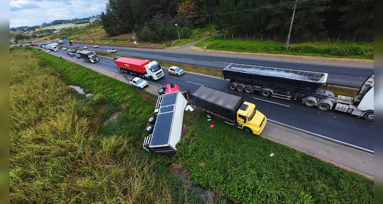 Acidente aconteceu no km 486, na BR-376, em Ponta Grossa.