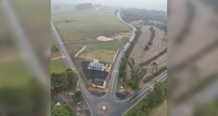 Pavimentação asfáltica que liga o centro urbano à comunidade do Porto Velho.