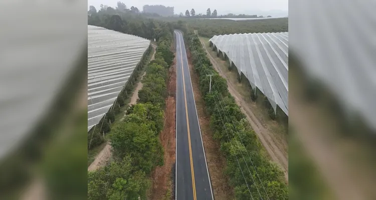 Pavimentação asfáltica que liga o centro urbano à comunidade do Porto Velho.