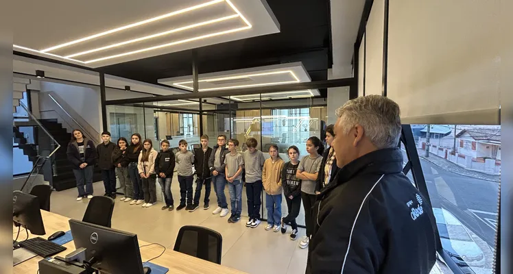 Durante a visita, os participantes conheceram os diferentes setores do grupo de mídia e comunicação, incluindo a redação integrada, os estúdios e os espaços destinados à produção de conteúdos jornalísticos e institucionais.