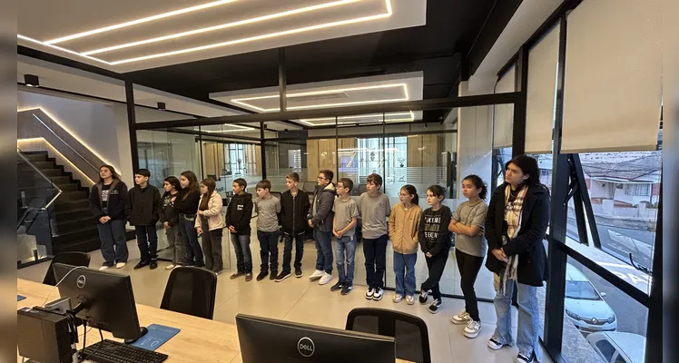 Durante a visita, os participantes conheceram os diferentes setores do grupo de mídia e comunicação, incluindo a redação integrada, os estúdios e os espaços destinados à produção de conteúdos jornalísticos e institucionais.