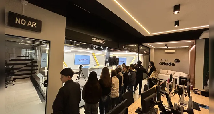 Durante a visita, os participantes conheceram os diferentes setores do grupo de mídia e comunicação, incluindo a redação integrada, os estúdios e os espaços destinados à produção de conteúdos jornalísticos e institucionais.