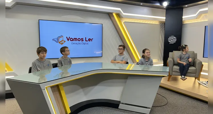 Durante a visita, os participantes conheceram os diferentes setores do grupo de mídia e comunicação, incluindo a redação integrada, os estúdios e os espaços destinados à produção de conteúdos jornalísticos e institucionais.