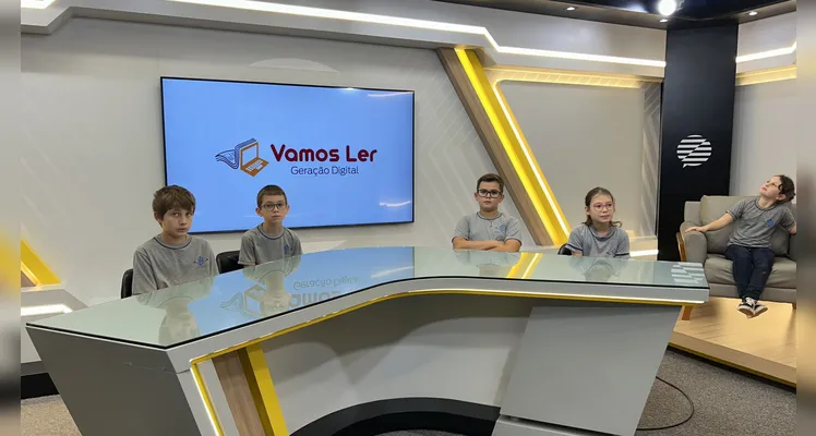 Durante a visita, os participantes conheceram os diferentes setores do grupo de mídia e comunicação, incluindo a redação integrada, os estúdios e os espaços destinados à produção de conteúdos jornalísticos e institucionais.