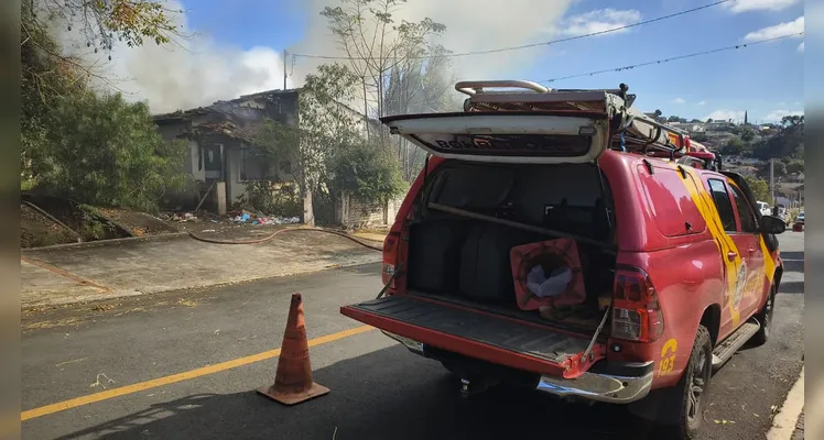 Incêndio atinge casa abandonada no Jardim Europa em Ponta Grossa