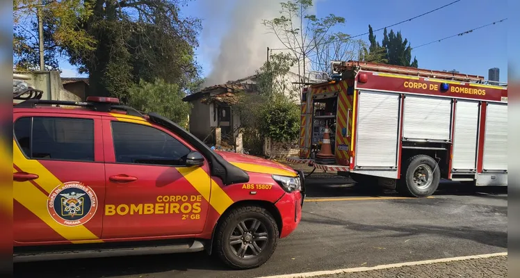 Incêndio atinge casa abandonada no Jardim Europa em Ponta Grossa